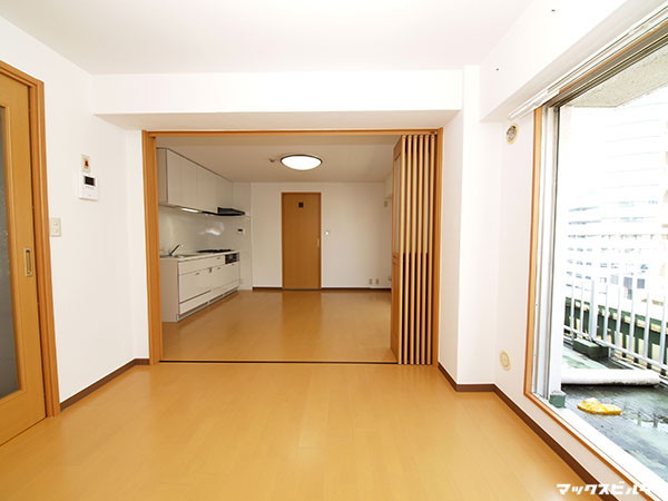 開閉間仕切りがある部屋